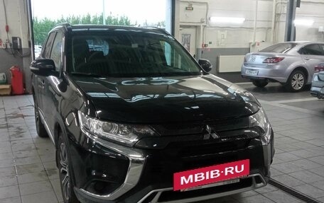 Mitsubishi Outlander III рестайлинг 3, 2022 год, 2 601 000 рублей, 2 фотография