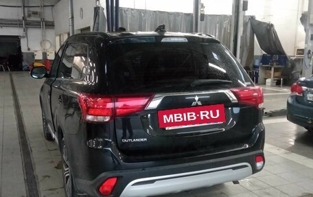 Mitsubishi Outlander III рестайлинг 3, 2022 год, 2 601 000 рублей, 4 фотография