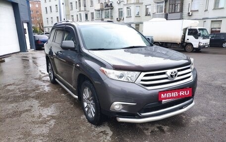 Toyota Highlander III, 2013 год, 2 400 000 рублей, 2 фотография