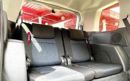 Toyota ISis I, 2012 год, 1 112 000 рублей, 11 фотография