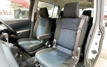 Toyota ISis I, 2012 год, 1 112 000 рублей, 15 фотография