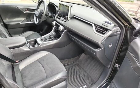 Toyota RAV4, 2021 год, 2 850 000 рублей, 9 фотография