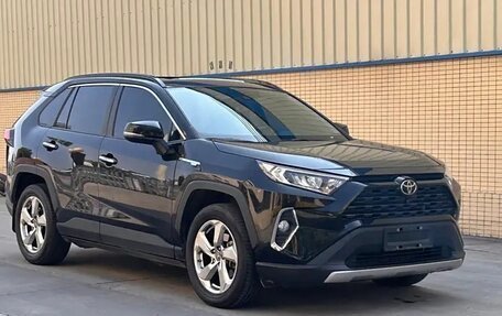 Toyota RAV4, 2022 год, 2 700 000 рублей, 3 фотография