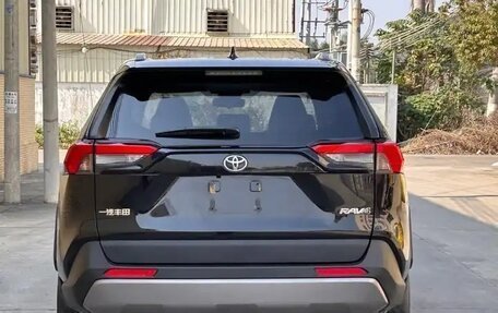 Toyota RAV4, 2022 год, 2 700 000 рублей, 5 фотография