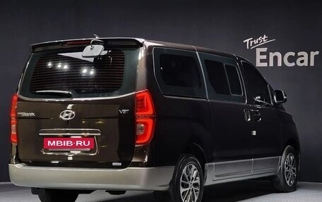 Hyundai Grand Starex Grand Starex I рестайлинг 2, 2018 год, 2 820 000 рублей, 2 фотография