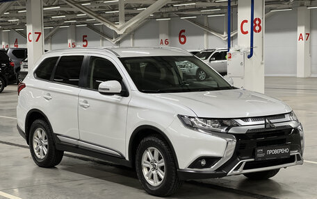 Mitsubishi Outlander III рестайлинг 3, 2021 год, 2 629 000 рублей, 3 фотография