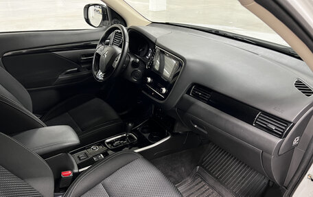 Mitsubishi Outlander III рестайлинг 3, 2021 год, 2 629 000 рублей, 11 фотография