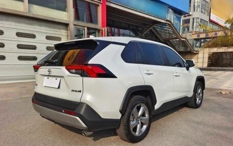 Toyota RAV4, 2022 год, 2 200 000 рублей, 5 фотография