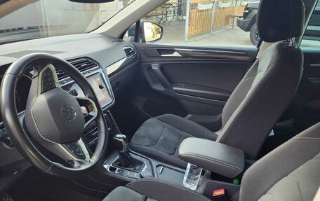 Volkswagen Tiguan II, 2021 год, 3 200 000 рублей, 2 фотография