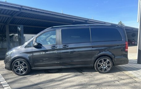 Mercedes-Benz V-Класс, 2022 год, 5 490 000 рублей, 2 фотография