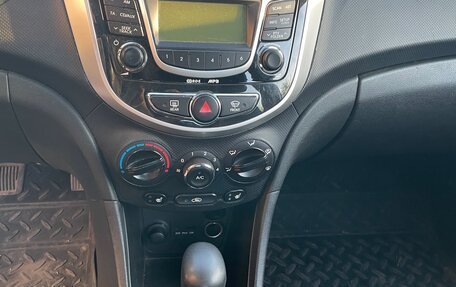 Hyundai Solaris II рестайлинг, 2011 год, 420 000 рублей, 4 фотография
