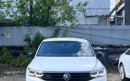 Volkswagen Tiguan II, 2021 год, 3 900 000 рублей, 2 фотография
