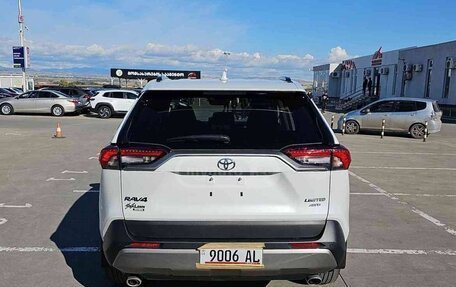 Toyota RAV4, 2024 год, 4 200 000 рублей, 5 фотография