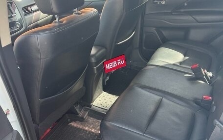 Mitsubishi Outlander III рестайлинг 3, 2013 год, 2 000 000 рублей, 8 фотография