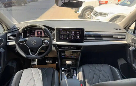 Volkswagen Tiguan II, 2022 год, 2 640 000 рублей, 2 фотография