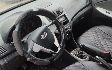 Hyundai Solaris II рестайлинг, 2011 год, 310 000 рублей, 10 фотография