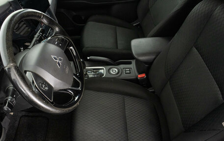 Mitsubishi Outlander III рестайлинг 3, 2015 год, 1 649 000 рублей, 9 фотография