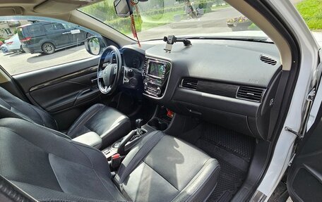 Mitsubishi Outlander III рестайлинг 3, 2016 год, 2 599 000 рублей, 15 фотография