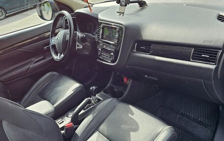 Mitsubishi Outlander III рестайлинг 3, 2016 год, 2 599 000 рублей, 14 фотография