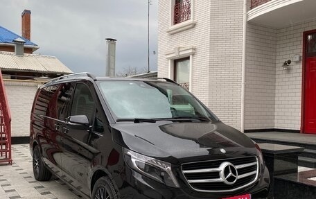 Mercedes-Benz V-Класс, 2016 год, 4 000 000 рублей, 1 фотография