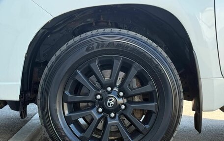 Toyota Land Cruiser Prado 150 рестайлинг 2, 2016 год, 3 380 000 рублей, 25 фотография