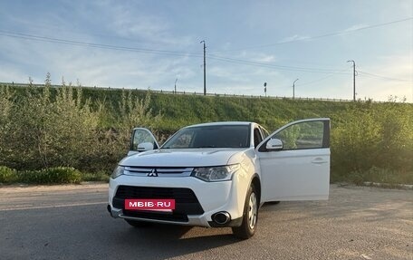 Mitsubishi Outlander III рестайлинг 3, 2014 год, 1 500 000 рублей, 2 фотография