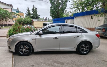 Chevrolet Cruze II, 2010 год, 700 000 рублей, 3 фотография
