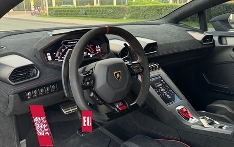 Lamborghini Huracán, 2022 год, 30 000 000 рублей, 15 фотография