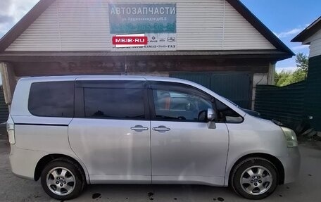 Toyota Noah III, 2007 год, 1 350 000 рублей, 4 фотография