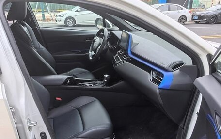 Toyota C-HR I рестайлинг, 2022 год, 1 570 000 рублей, 9 фотография