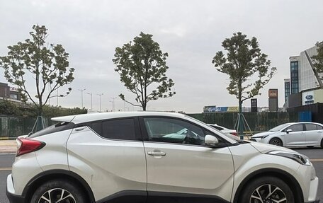 Toyota C-HR I рестайлинг, 2022 год, 1 570 000 рублей, 8 фотография