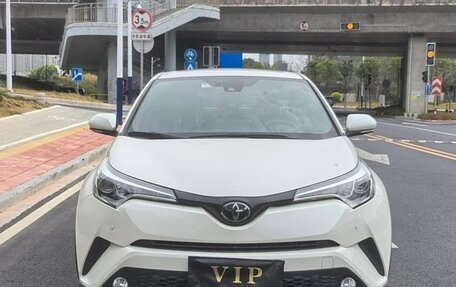 Toyota C-HR I рестайлинг, 2022 год, 1 570 000 рублей, 2 фотография