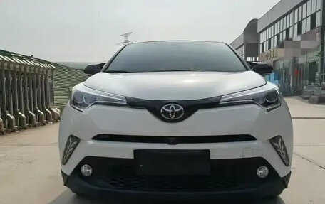 Toyota C-HR I рестайлинг, 2022 год, 1 400 000 рублей, 1 фотография
