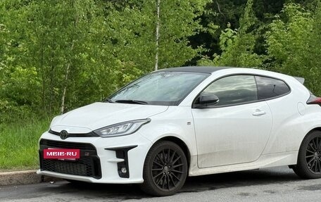 Toyota Yaris, 2021 год, 4 000 000 рублей, 2 фотография