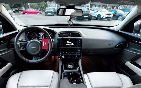 Jaguar XE I рестайлинг, 2015 год, 2 350 000 рублей, 5 фотография