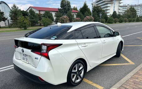 Toyota Prius IV XW50, 2019 год, 2 190 000 рублей, 2 фотография