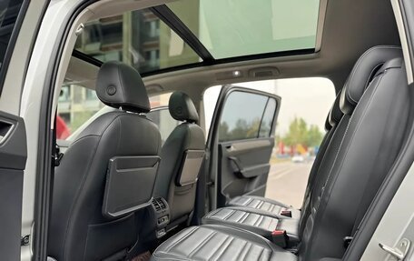 Volkswagen Touran III, 2020 год, 1 950 400 рублей, 10 фотография