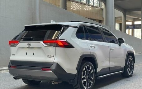 Toyota RAV4, 2021 год, 1 900 000 рублей, 4 фотография