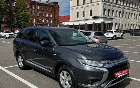 Mitsubishi Outlander III рестайлинг 3, 2019 год, 2 050 000 рублей, 3 фотография
