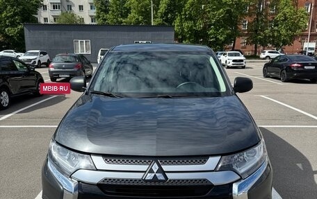 Mitsubishi Outlander III рестайлинг 3, 2019 год, 2 050 000 рублей, 2 фотография