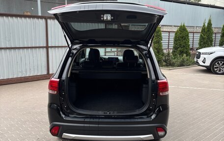 Mitsubishi Outlander III рестайлинг 3, 2016 год, 1 850 000 рублей, 16 фотография