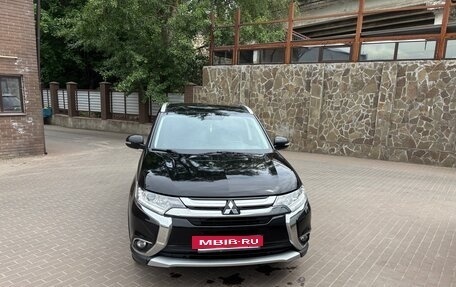 Mitsubishi Outlander III рестайлинг 3, 2016 год, 1 850 000 рублей, 13 фотография