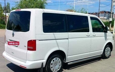 Volkswagen Caravelle T5, 2015 год, 2 600 000 рублей, 5 фотография
