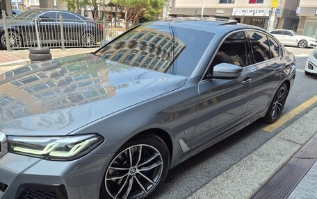 BMW 5 серия, 2022 год, 3 550 000 рублей, 2 фотография