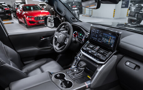Toyota Land Cruiser, 2024 год, 12 300 000 рублей, 3 фотография