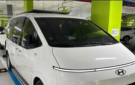 Hyundai Staria, 2022 год, 3 400 000 рублей, 2 фотография