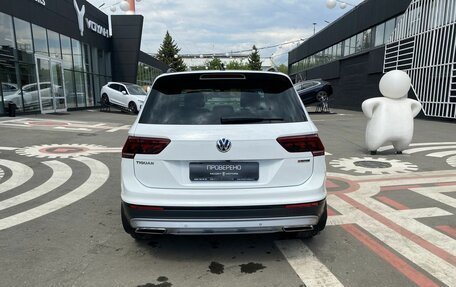 Volkswagen Tiguan II, 2018 год, 2 575 000 рублей, 3 фотография