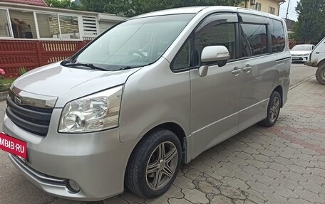 Toyota Noah III, 2009 год, 1 250 000 рублей, 2 фотография
