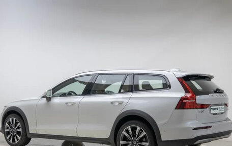 Volvo V60 II, 2022 год, 3 500 000 рублей, 4 фотография