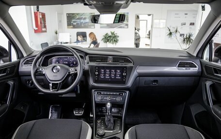 Volkswagen Tiguan II, 2019 год, 2 498 000 рублей, 15 фотография